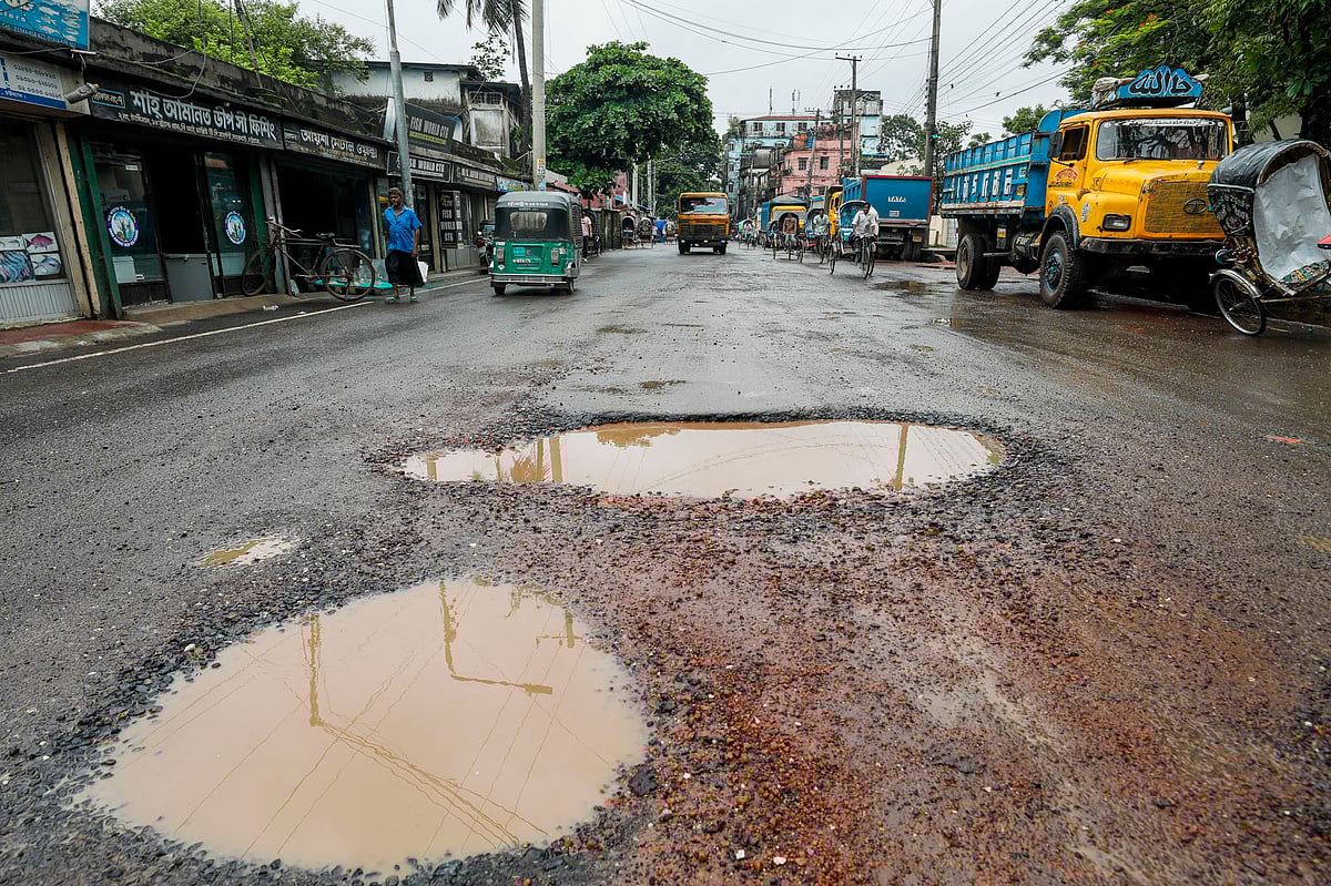 নগরের ব্যস্ততম সড়কগুলোর একটি স্ট্র্যান্ড রোড। বৃষ্টিতে এই সড়কজুড়ে সৃষ্টি হয়েছে বড় বড় গর্ত। এতে প্রায়ই ঘটছে দুর্ঘটনা।