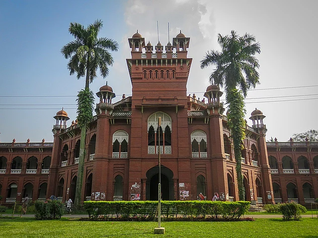 ৯২১ সালে ঢাকা বিশ্ববিদ্যালয়ের কার্জন হল প্রতিষ্ঠিত হয়। ব্রিটিশ স্থাপত্যে নির্মিত দর্শনীয় ভবন ও চারদিকে সবুজে ঘেরা গাছপালা আছে এখানে