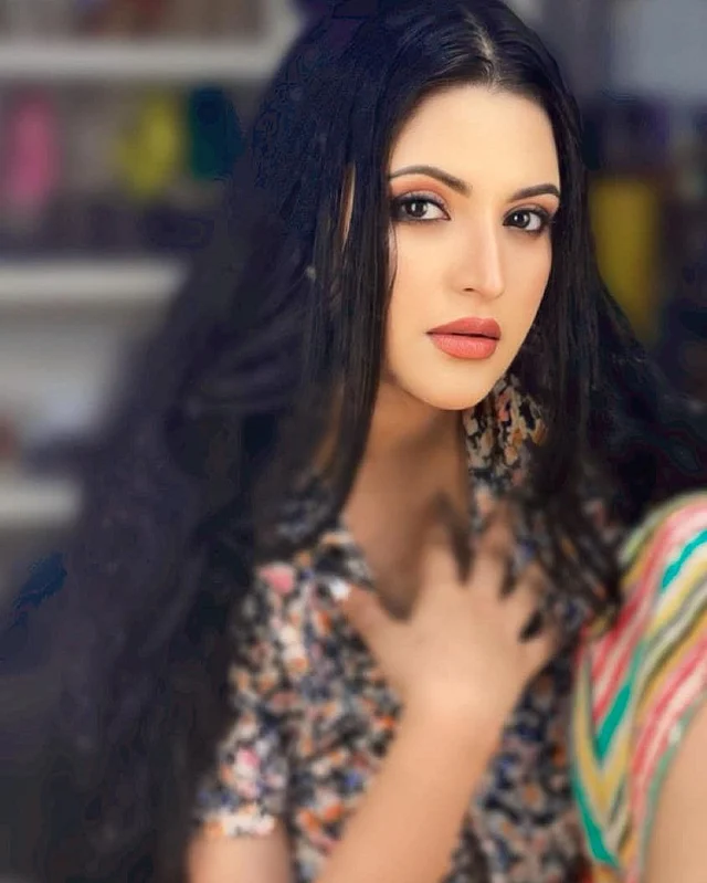 এই ছবির ক্যাপশনে পরী লিখেছেন, 'আমি আমি আমি আর আমি'। 