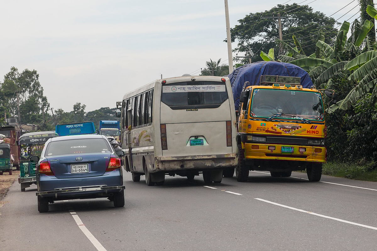 ঝুঁকি নিয়ে পাশের পরিবহনকে অতিক্রম করছে বাসটি।