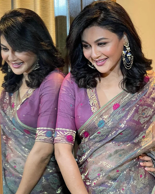 বলিউড অভিষেকের উদযাপনে কড়ক সিং সিনেমার প্রিমিয়ারে পরা জয়ার এই জমকালো জামদানি এখন হটকেক