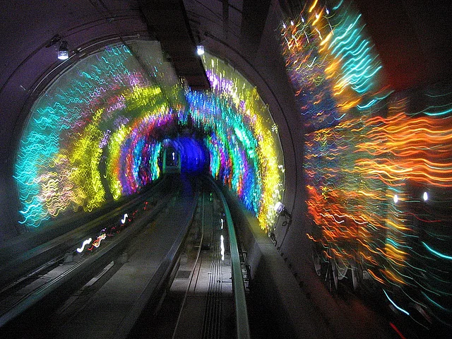 এই টানেলটি বিস্ময়কর  আলোর খেলা দেখায়