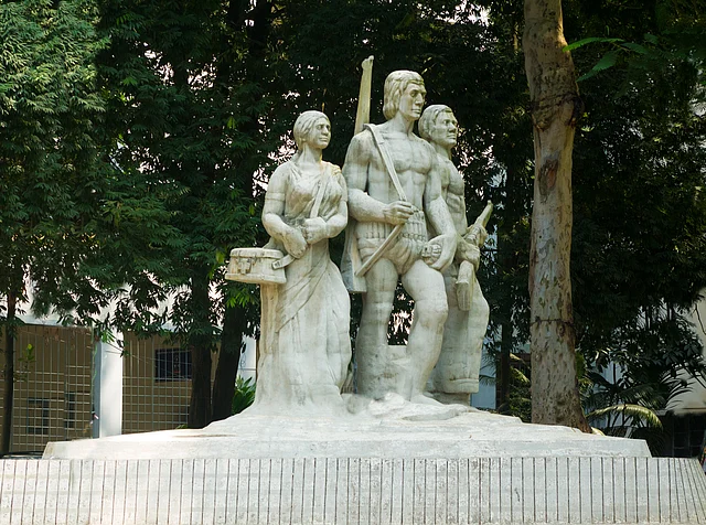 ঢাকা বিশ্ববিদ্যালয়ে ভাস্কর্যের কথা বললে প্রথমে যে নামটি না বললেই নয় সেটি হচ্ছে অপরাজেয় বাংলা। শিল্পী সৈয়দ আবদুল্লাহ খালিদ রূপায়িত এটিই দেশের শিক্ষাপ্রতিষ্ঠানে নির্মিত প্রথম ভাস্কর্য। 