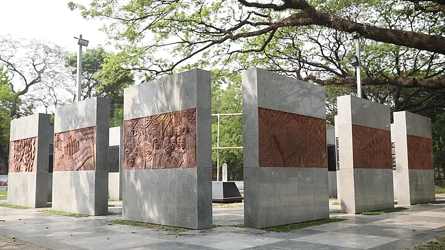 স্থাপনাটি বিশ্ববিদ্যালয়ের উপাচার্যের বাংলোর সামনে (ভিসি চত্বর) অবস্থিত। এই স্থাপনায় ঢাবির সঙ্গে সংশ্লিষ্ট ১৯৫ জন শহীদের নাম লেখা আছে।
