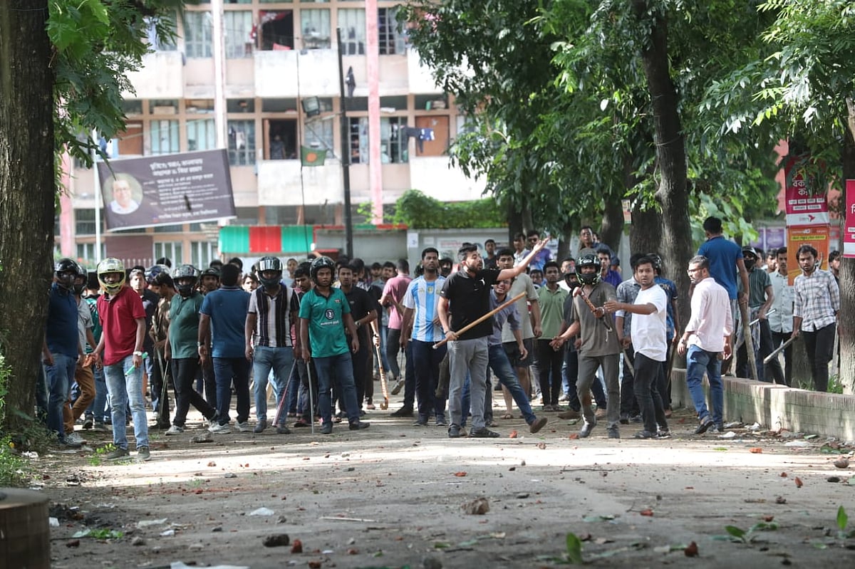  ঢাকা বিশ্ববিদ্যালয়ে কোটা আন্দোলনকারীদের ওপর ছাত্রলীগের হামলা।
