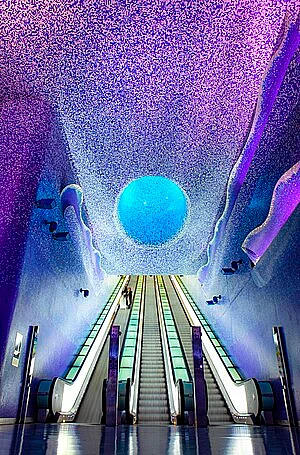 এই স্টেশনের মূল আকর্ষণ হচ্ছে চোখ ধাঁধানো নীল মোজাইক