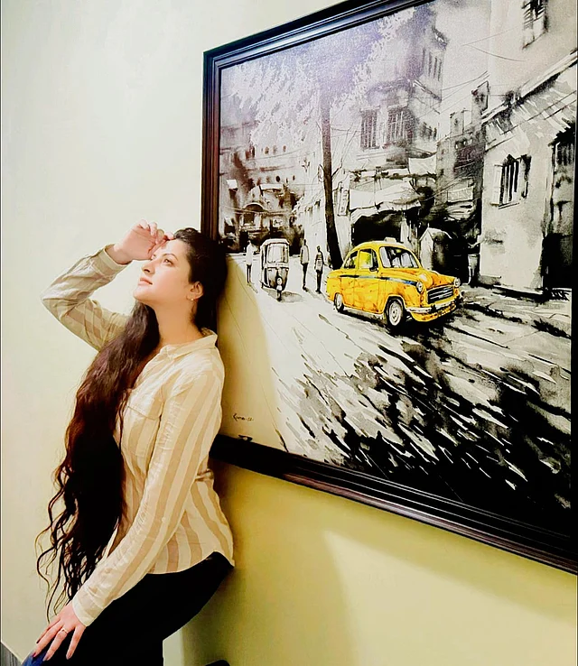 এক ঢাল এলোমেলো চুলের এই আনমনা পরীমনি নিজেকে ভালোবাসতে জানেন