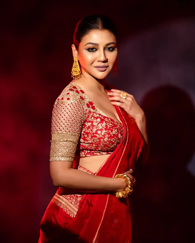 লালা কাতানের সঙ্গে ম্যাচিং ব্লাউজের এই ঝলমলে লুকের সঙ্গে দারুণ মানিয়েছে ট্র্যাডিশনাল সোনার গয়না