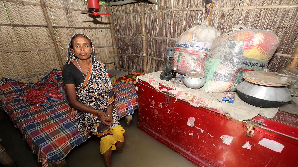 প্রায় এক সপ্তাহ ধরে হিলানি আকতারের বসতঘরে পানি।