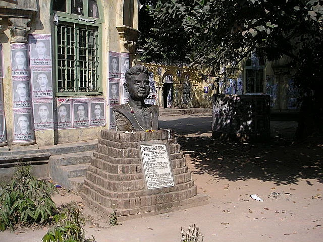 ঐতিহাসিক মধুর ক্যান্টিন ঢাকা বিশ্ববিদ্যালয়ের এক অনন্য স্থাপনা। এখানে মধুদার আবক্ষ ভাষ্কর্য আছে