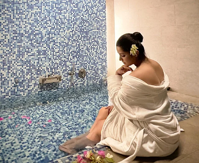 স্পা টাইমে নিজের যত্ন নিতে গিয়ে পরী লিখেছেন, 'নিজের প্রেমেই বুঁদ হয়ে রই, অন্য প্রেমের সময় কই!'