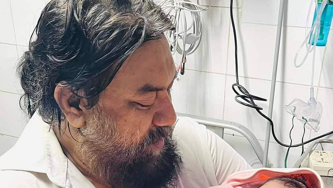 বাবা হয়েছেন চাষী আলম। ছবি: ফেসবুক