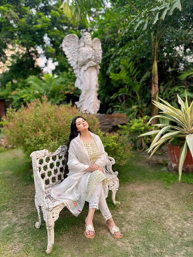 নিজেকে নিয়ে আত্মবিশ্বাস ফুটে উঠছে পরীর সব লুকে এখন। হালকা রং বা সাদার সাজে সাজছেন বেশি তিনি। 