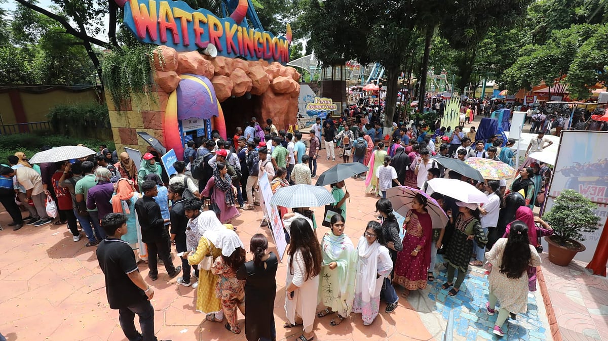 আশুলিয়ার ফ্যান্টাসি কিংডমে জড়ো হওয়া শিক্ষার্থীরা