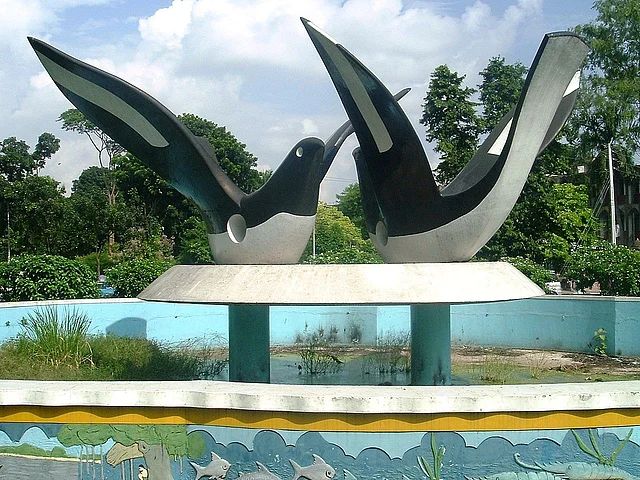 দোয়েল চত্বর ঢাকা বিশ্ববিদ্যালয় ক্যাম্পাসের সবচেয়ে গুরুত্বপূর্ণ পয়েন্টগুলোর অন্যতম। এর স্থপতি হলেন আজিজুল জলিল পাশা।