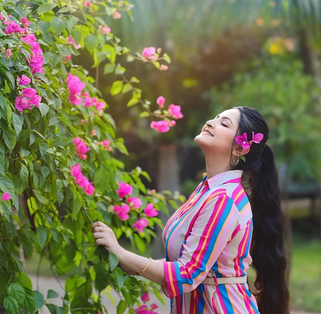 প্রকৃতির মাঝে স্নিগ্ধ লুকে পরী। চুলে গুঁজেছেন বাগানবিলাস