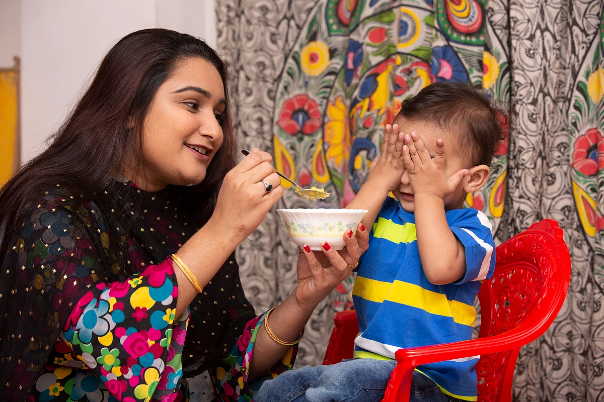 সন্তানকে খাওয়াতে গিয়ে প্রায় সব মা-বাবাকেই হিমশিম খেতে হয়ছবি: প্রথম আলো