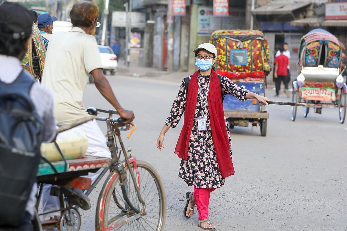 ফান্ড নেই, ঢাকার রাস্তায় শিক্ষার্থীদের ট্রাফিক সহায়ক সেবা বন্ধ