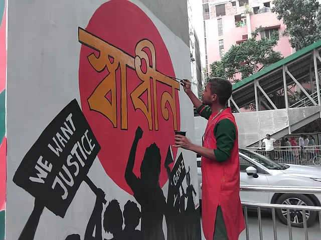 ন্যায় আর স্বাধীনতা প্রতিষ্ঠায় প্রত্যয় ফুটে উঠেছে এসব দেয়ালচিত্রে
