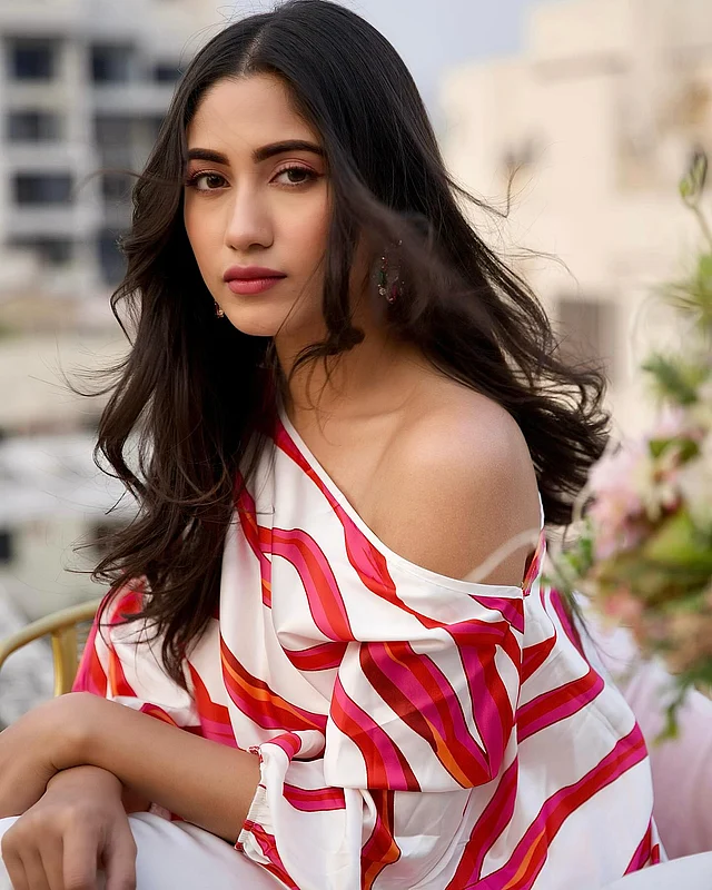 সাফা কবিরের অফ দ্য শোল্ডার সাদা টপে লাল ডুরে ডিজাইন।