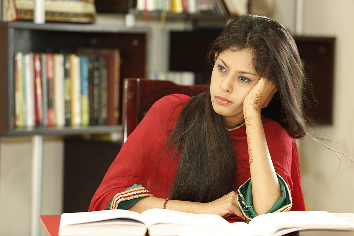 ভেতরে-ভেতরে যাঁরা অসুখী ও অপূর্ণতার অনুভব নিয়ে বাঁচেন, তাঁরা প্রায়ই নিজেকে অবমূল্যায়ন করেন। মনে করেন, তাঁরা কখনোই ‘যথেষ্ট ভালো’ বা ‘পারফেক্ট’ নন।