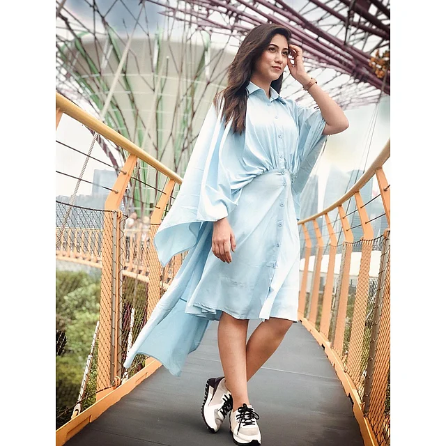 নিরীক্ষাধর্মী প্যাটার্নের পাউডার ব্লু ড্রেসের সঙ্গে সাফা পরেছেন সাদা-কালো স্নিকার্স