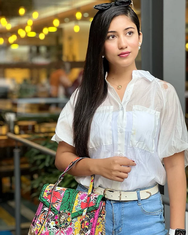 সাদা শার্ট আর ডেনিম প্যান্টের সঙ্গে বর্ণিল ব্যাগ আর সাদা বেল্টে এসেছে ক্যাজুয়াল কিন্তু আকর্ষণীয় লুক