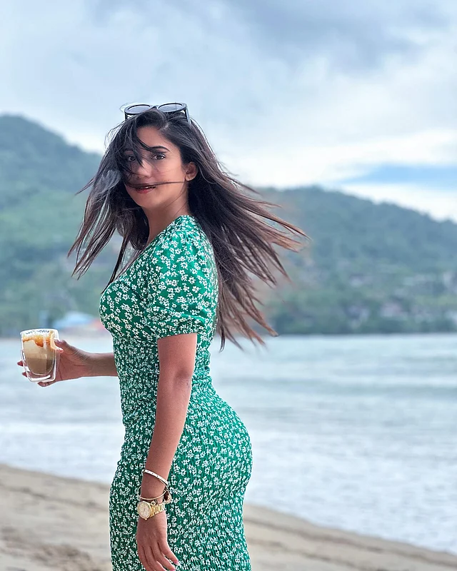 সবুজ-সাদা প্রিন্টেড ড্রেসে ফ্রেশ লুকে এই অভিনেত্রী