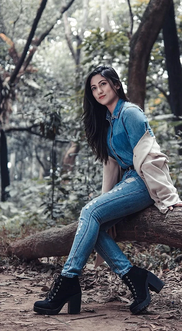 সাফার ডেনিম অন ডেনিম লুকের সঙ্গে সঙ্গত দিয়েছে কালো হিল দেওয়া বুট