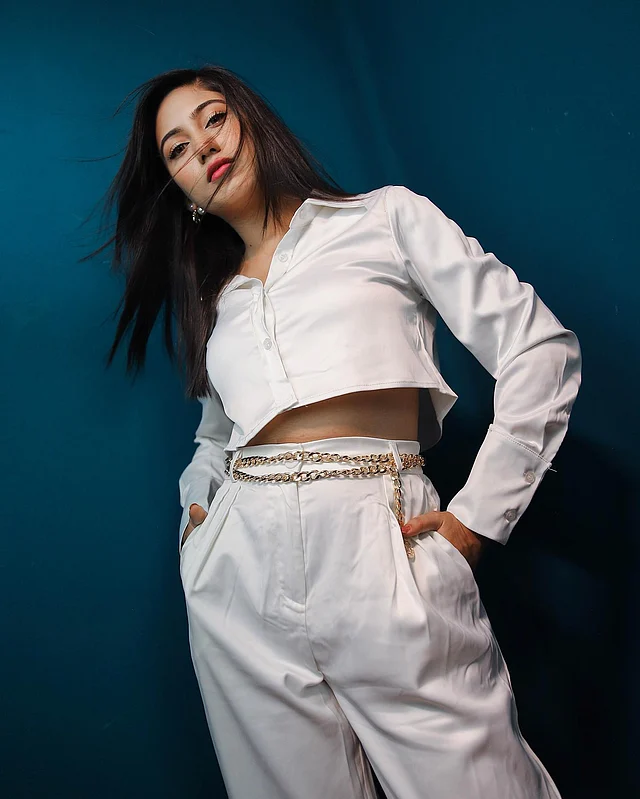 সাদা শর্ট জ্যাকেট আর ম্যাচিং প্যান্টের সঙ্গে সাফার কোমরে চাংকি সোনালি চেন নজর কাড়ছে