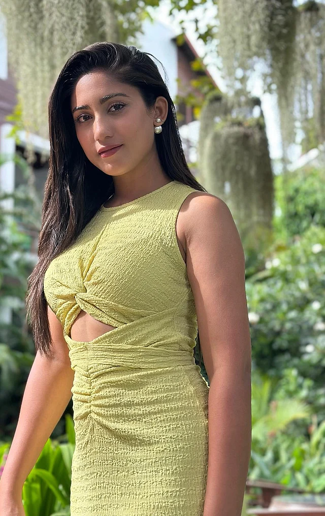 নট ডিজাইনের লেবু সবুজ বডিকন ড্রেসে আবেদনময়ী সাফা 