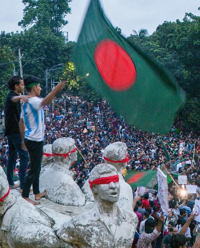 মাথায় লাল ফেটি বেঁধে আন্দোলনে গেছেন অনেক তরুণ
