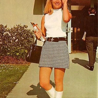 মিনি স্কার্ট নারীর স্বাধীনতা ও যৌন মুক্তির প্রতীক হয়ে ওঠে