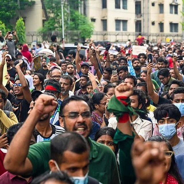  তরুণেরা লাল-সবুজ পতাকার রঙের টি–শার্ট ও বাংলাদেশ জাতীয় ক্রিকেট দলের জার্সি পরেও রাস্তায় নেমেছেন