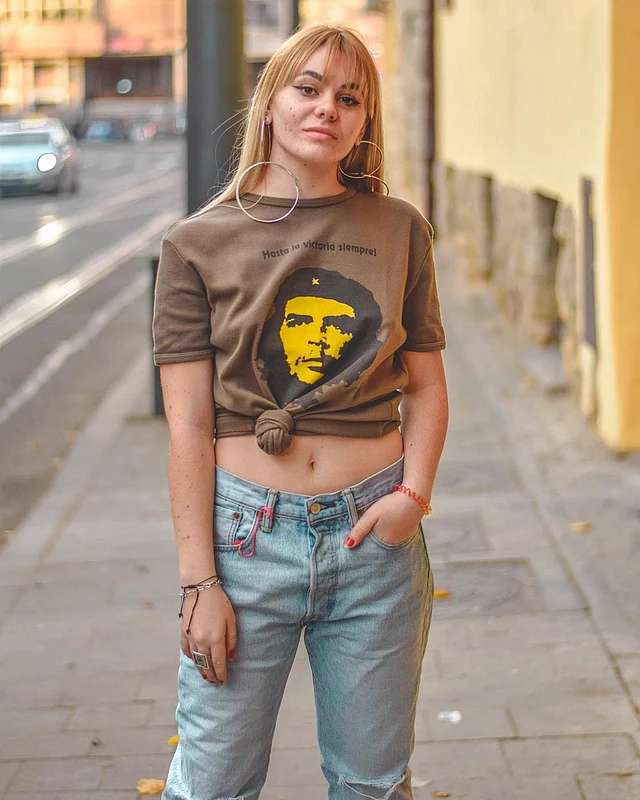 টি–শার্টে দেখা যায় বিপ্লবী চে গুয়েভারার ছবি ও বিখ্যাত উক্তি