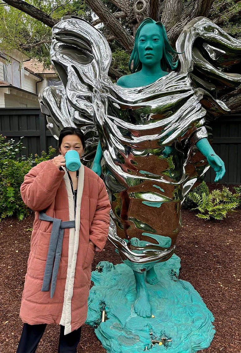 নিজের মূর্তির পাশে দাঁড়িয়ে পোজ দিয়ে সাড়া জাগালেন জাকারবার্গ পত্নী