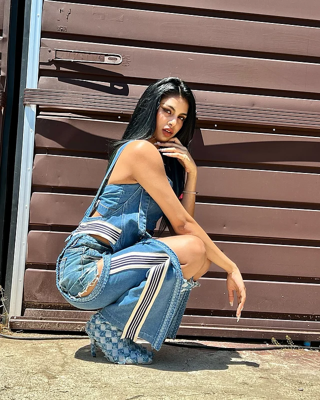 স্কোয়াট পোজে আবেদন ছড়াচ্ছেন এই কে-পপ তারকা