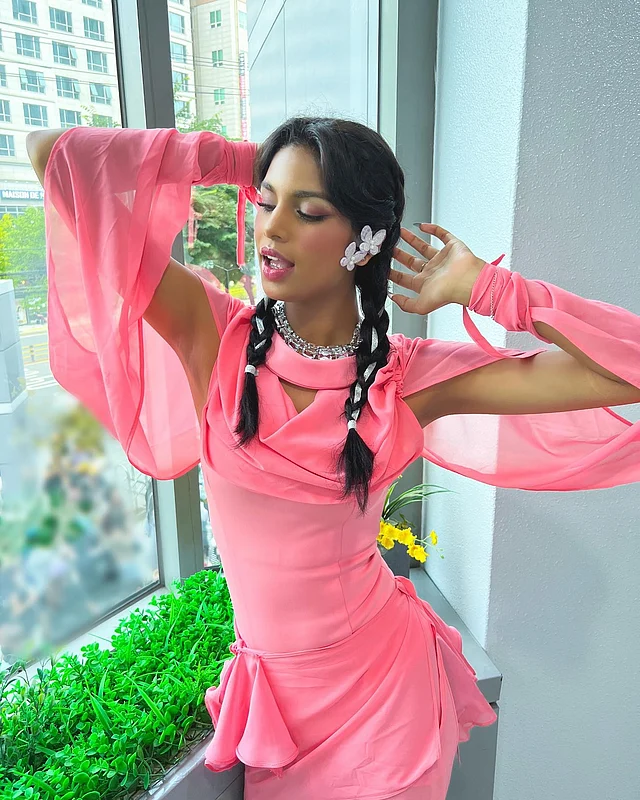 গোলাপি ড্রেসে ছিমছাম লুকে শ্রিয়া