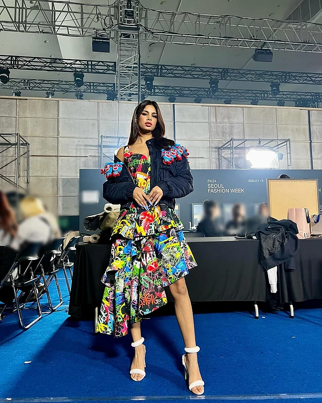 ফুলেল ড্রেসের ওপরে ডেনিম জ্যাকেট পরেছেন তিনি। সঙ্গে মানানসই হিলস