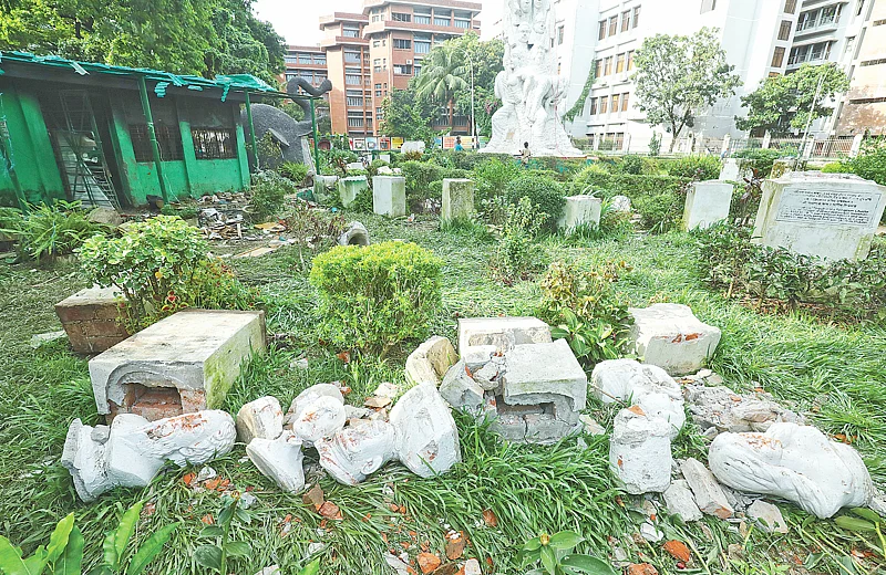 ‘স্বাধীনতাসংগ্রাম’ নামে ঢাকা বিশ্ববিদ্যালয় এলাকার ভাস্কর্যগুলো ভাঙচুর করা হয়