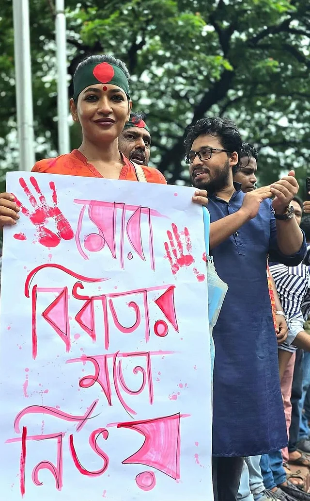 সাহস তিনি ধারণ করেন নিজের অন্তরে। আর সেই সঙ্গে মাথায় বাঁধা পতাকা, লাল পোশাক, লাল টিপ আর টকটকে বোল্ড লাল লিপ কালারে