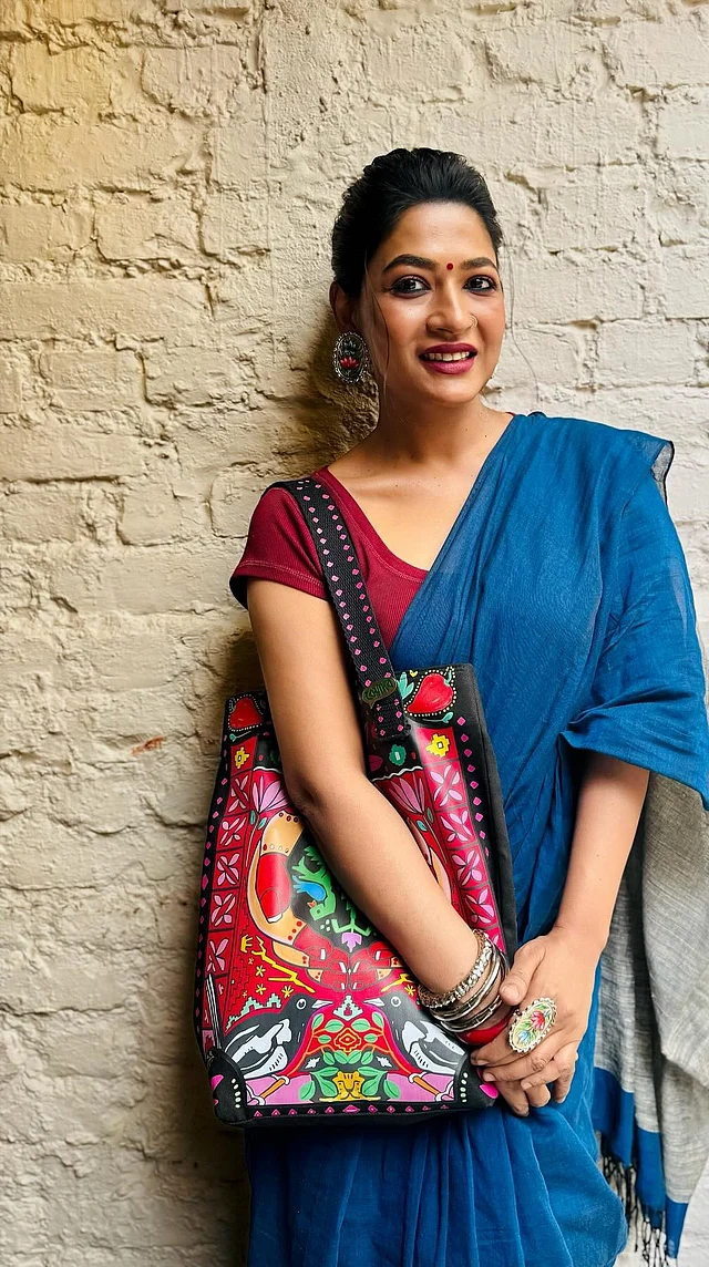 সাদামাটা শাড়ির সাজেও ব্যক্তিত্ব ফুটে ওঠে তাঁর