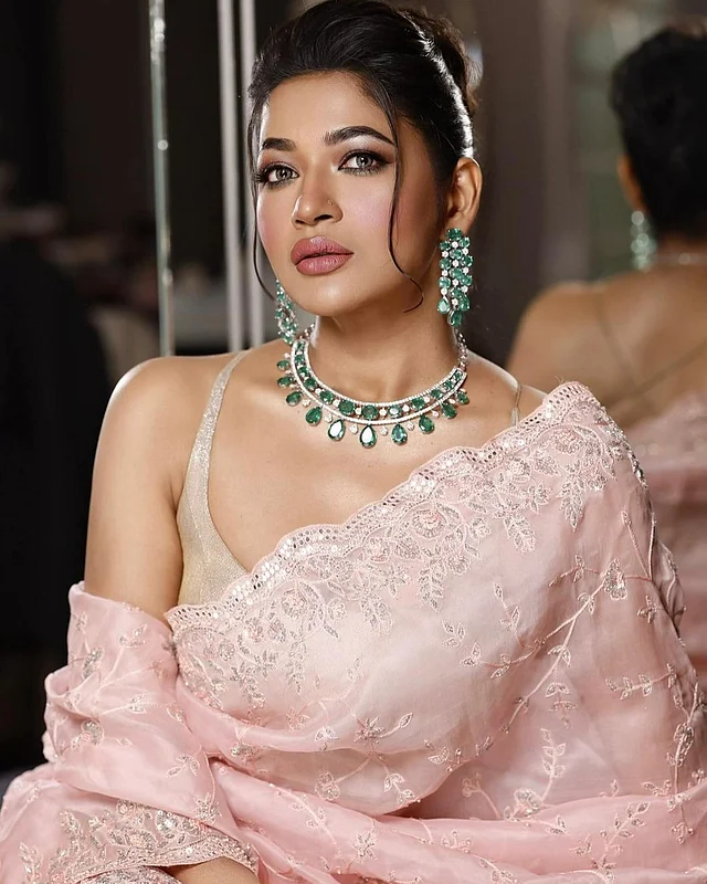 নিজের সৌন্দর্যের অকুন্ঠ প্রকাশে বাঁধন দ্বিধাহীন। স্লিভলেস ব্লাউজের গ্ল্যামারাস লুক তাই বলছে