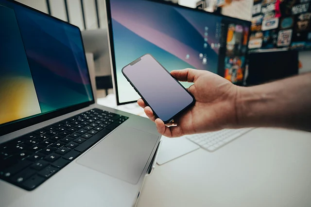 এই সমস্যার সবচেয়ে বড় কারণ হিসেবে ধরা হয় অতিরিক্ত মোবাইল ফোন ও কম্পিউটারের ব্যবহার