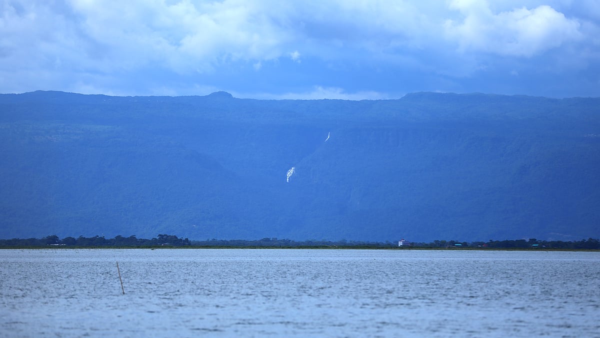 নীল আর নীল। শরতের আকাশের সঙ্গে হাওরের জলরাশির নীলাভ সৌন্দর্য।