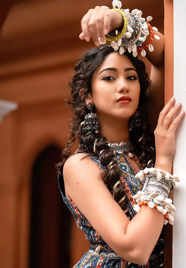 কড়ির চুড়ি, ওভারসাইজড গয়না আর জিপসি হেয়ারস্টাইলের বোহো ভাইবে সাফা