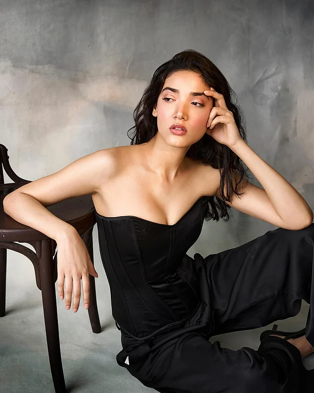 কালো অফ দ্য শোল্ডার টপের সঙ্গে ম্যাচিং প্যান্ট পরেছেন মেধা