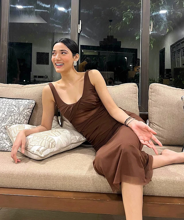 বডি ল্যাঙ্গুয়েজেই আত্মবিশ্বাসী মেধা এই খয়েরী স্লিপড্রেসে