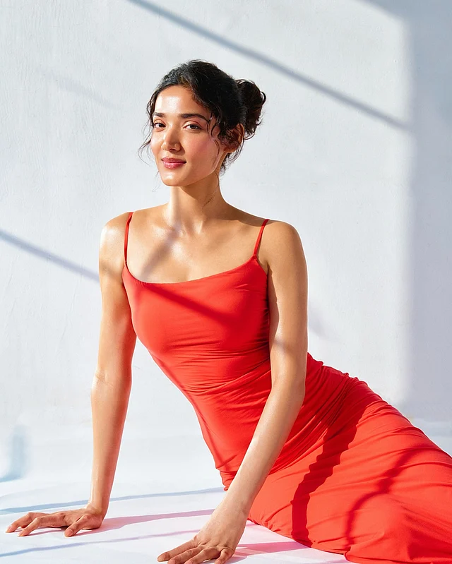 লাল স্লিপড্রেসে মেধা