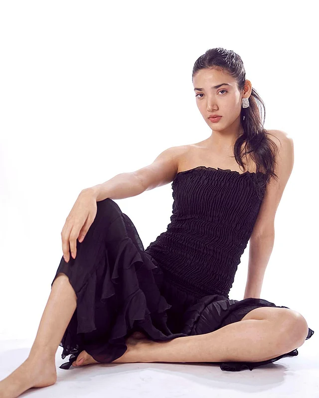 অফ দ্য শোল্ডার কালো ড্রেসের টপে স্মকিং করা